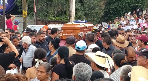 Llanto y música durante el recorrido. (Especial)