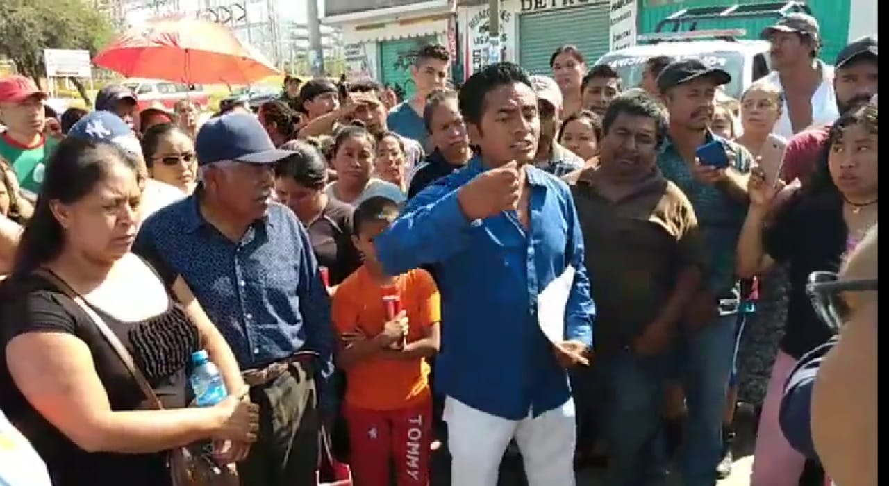 La mañana de este domingo los habitantes de dicho lugar iniciaron un bloqueo a la altura del rastro de aves. (Especial)