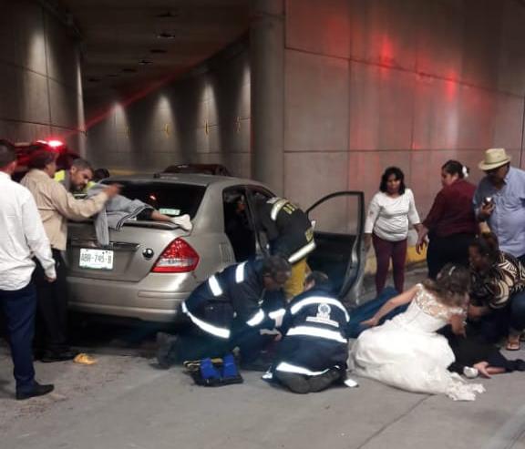 Los novios llegaron al lugar para auxiliar a sus invitados. (Liberto Ureña)