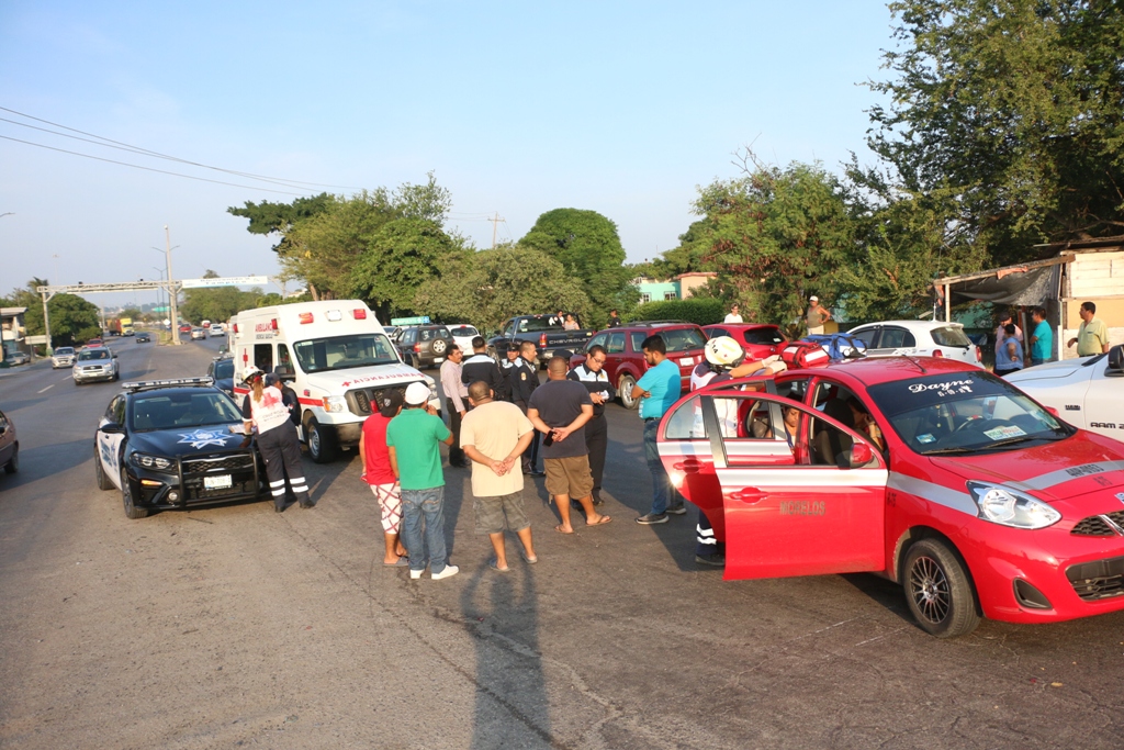 Percance suscitado en la carretera Tampico-Valles. (José Luis Tapia)