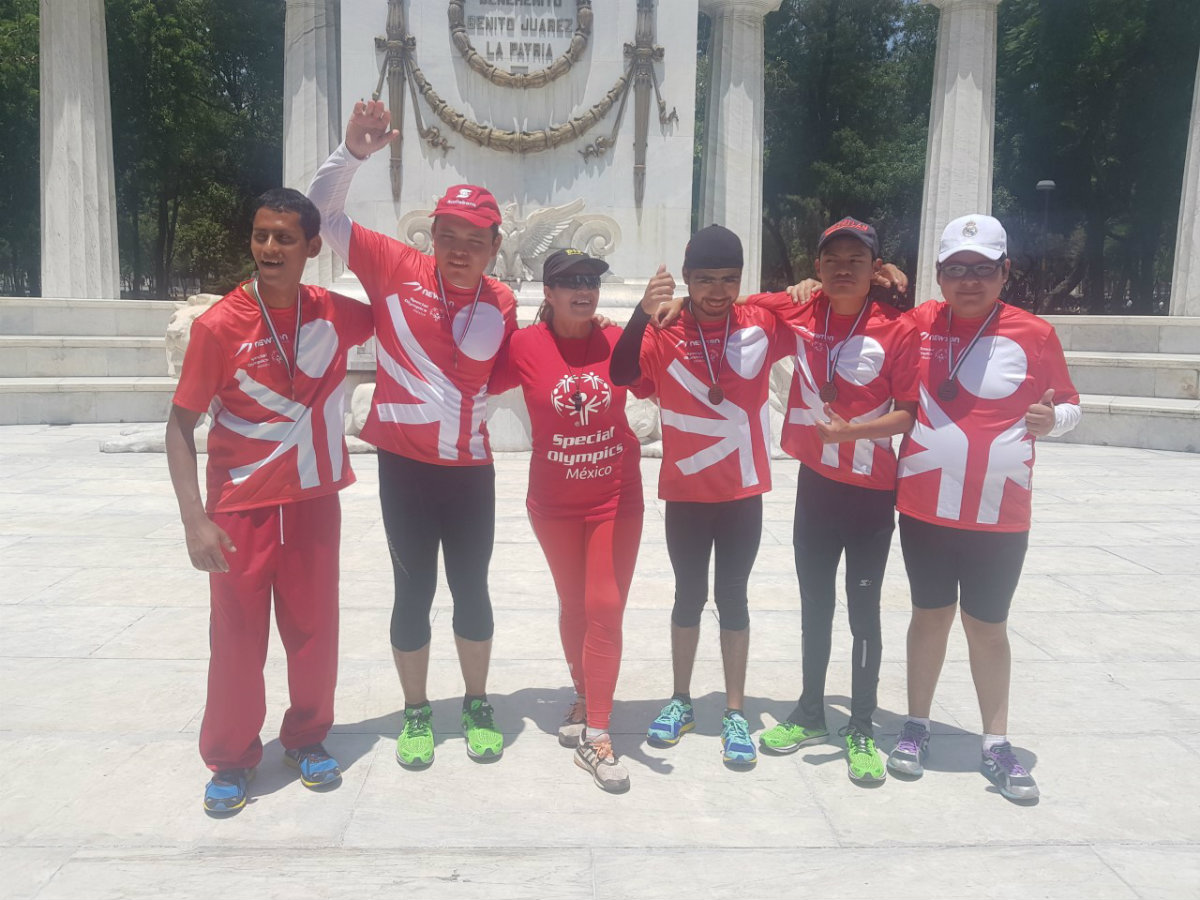 Dan reconocimiento a personas con discapacidad intelectual que participaron en el Maratón CdMx 2019 (Zeltzin Zamora)