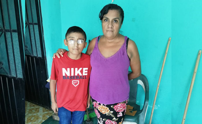 Rosa Morales trabaja para dar estudios a sus hijos.