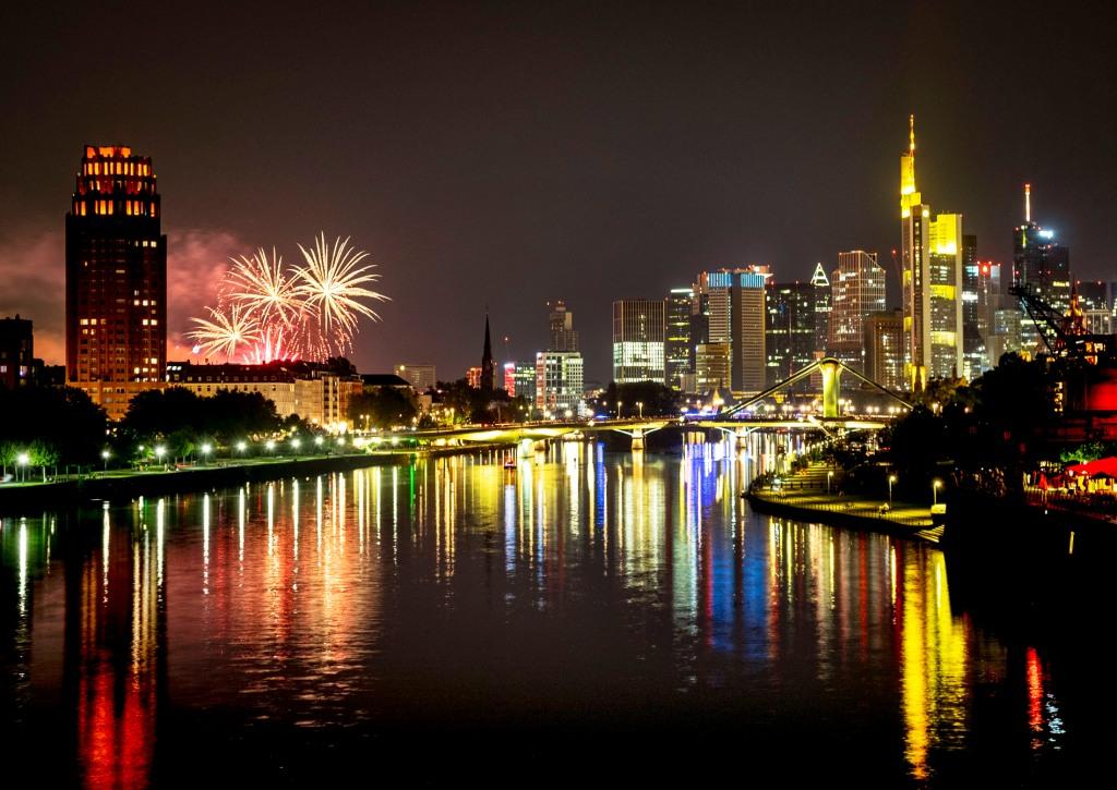 Alemania. Fuegos artificiales iluminan el río Meno en Fráncfort. (AP)