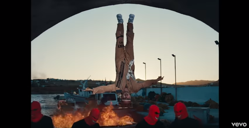 J Balvin y Bad Bunny envueltos en polémica por su video 'Cuidado por ahí' ¿es satánico?. (Captura de pantalla).