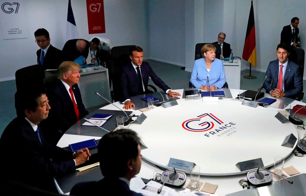 Donald Trump, Emmanuel Macron, Shinzo Abe, Angela Merkel, Guisseppe Conte, Boris Jonhson y Justin Trudeau reunidos en la mesa del G7 (AFP)