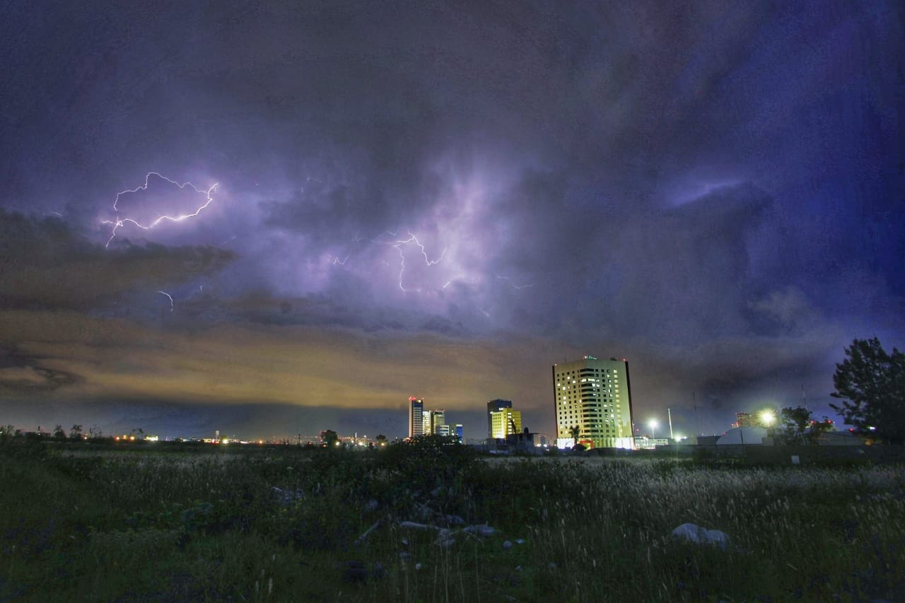 Una fuerte lluvia y tormenta eléctrica se registró este lunes en Puebla (Andrés Lobato)