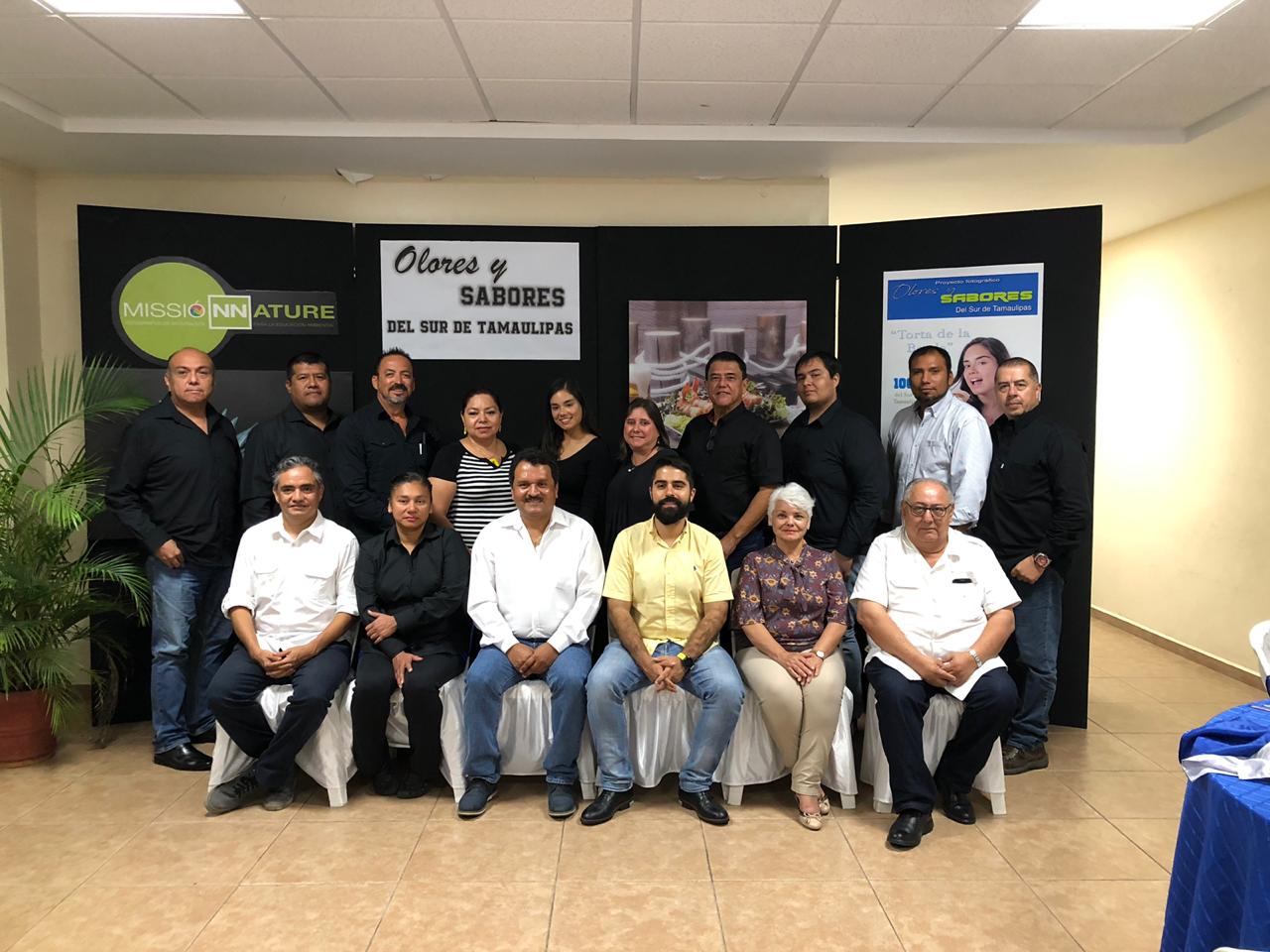 Grupo que montó exposición Olores y sabores del sur de Tamaulipas.