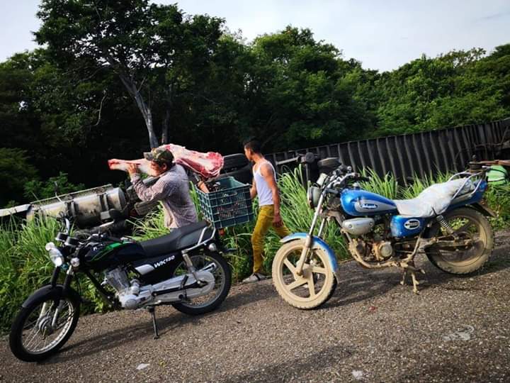 Los habitantes saquearon el tráiler volcado. (Óscar Rodríguez)