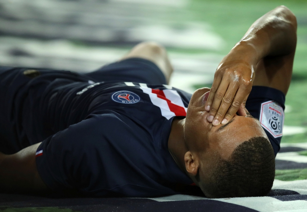Kylian Mbappé estará un mes dado de baja por su lesión en la pierna (AP)
