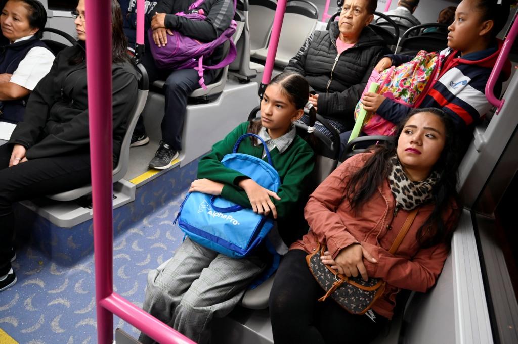 Lían Estrella acudió a la secundaria con el uniforme neutro, una medida anunciada por el gobierno de la CdMx. (Agencia AFP)