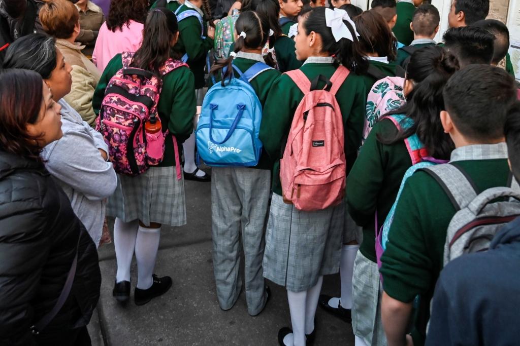 Lían Estrella estaba nerviosa al usar el uniforme neutro durante su primer día de clases. (Agencia AFP)