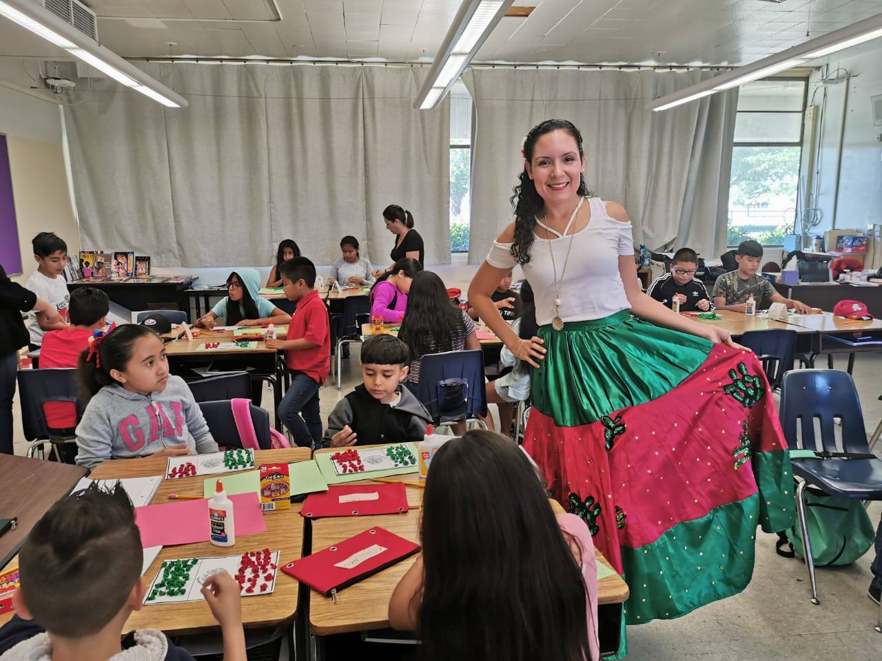 La maestra tampiqueña Anel Barbosa Ibarra acompañada de sus alumnos. (Especial)