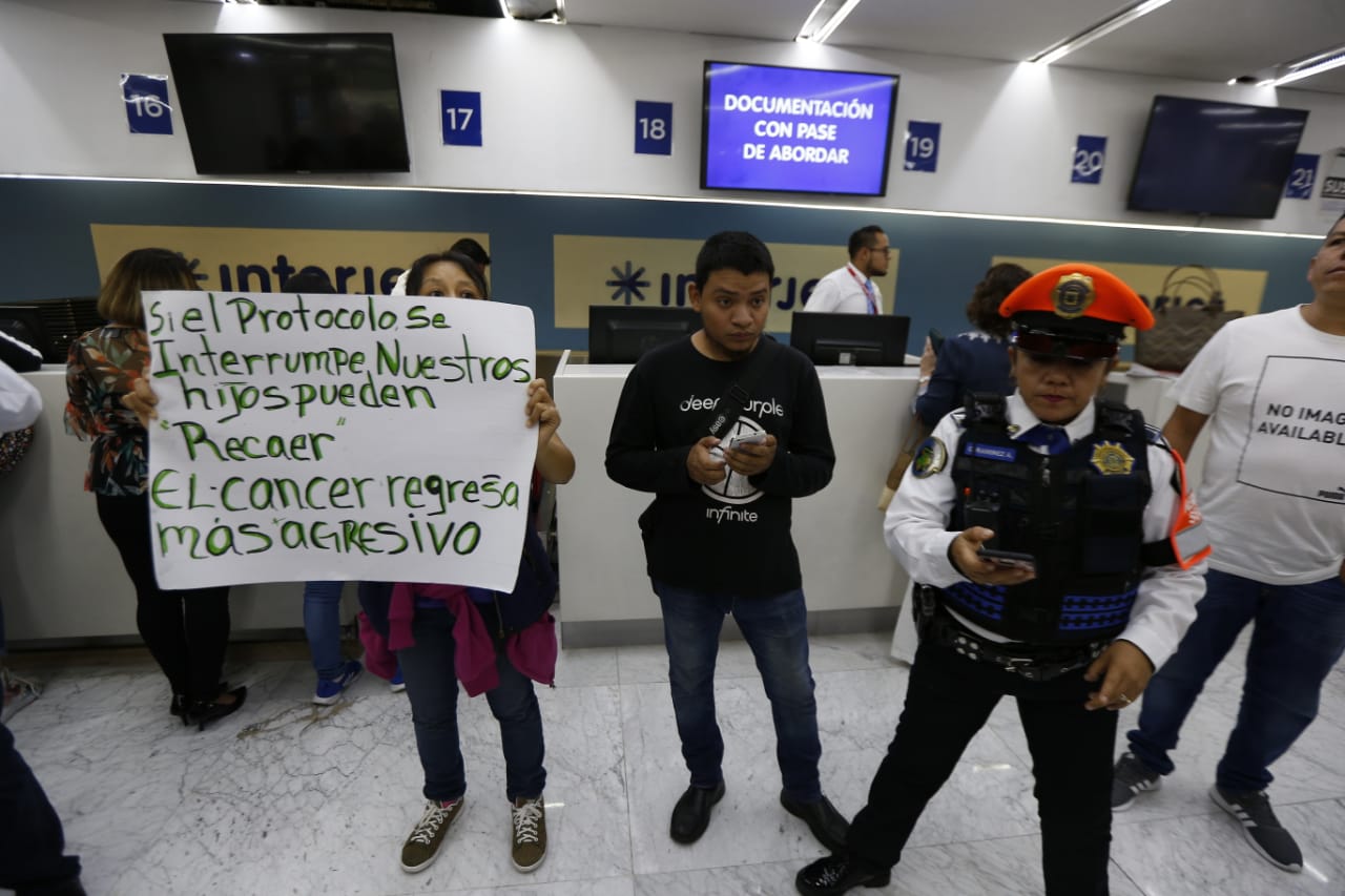 Protesta de padres de familia de niños con cáncer en el AICM. (Héctor Téllez)