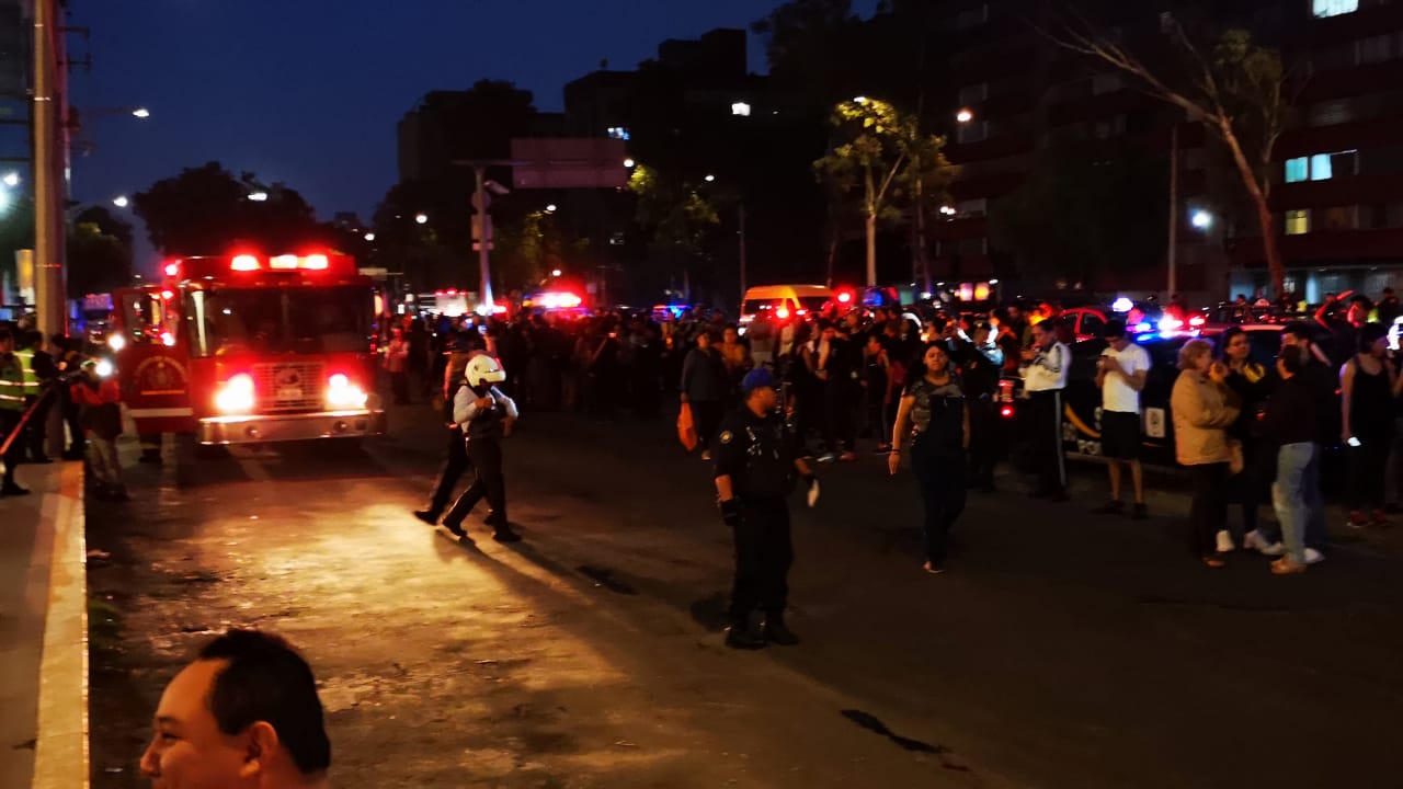 Servicios de emergencias llegaron a la plaza, ubicada en Tlatelolco, para controlar el incendio. (Gabriel Ortega)