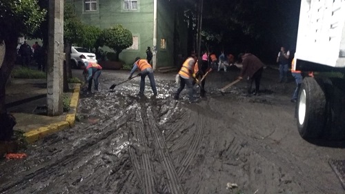 Tierra, lodo y aguas negras afectaron calles y viviendas. (Especial)