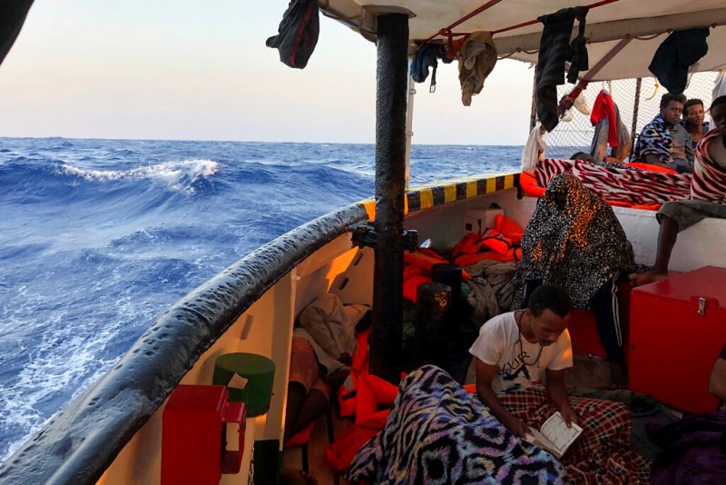 El viernes, 356 personas rescatadas por el "Ocean Viking" fueron autorizadas a desembarcar en Malta en virtud de un acuerdo europeo. (AP)