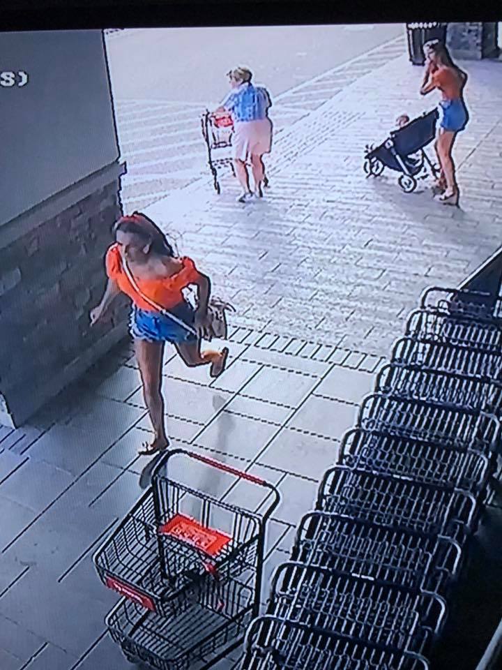 El acto fue compartido en el Facebook de la tienda Bambi Baby.