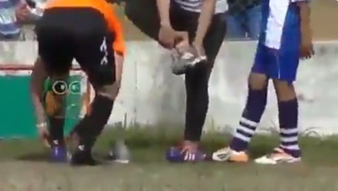 Árbitro le presta sus botines a jugador que tenía sus zapatos rotos (Especial)