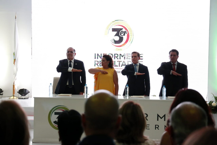 La ceremonia comenzó con mariachi entonando Honores a la Bandera de México. (Rolando Riestra)
