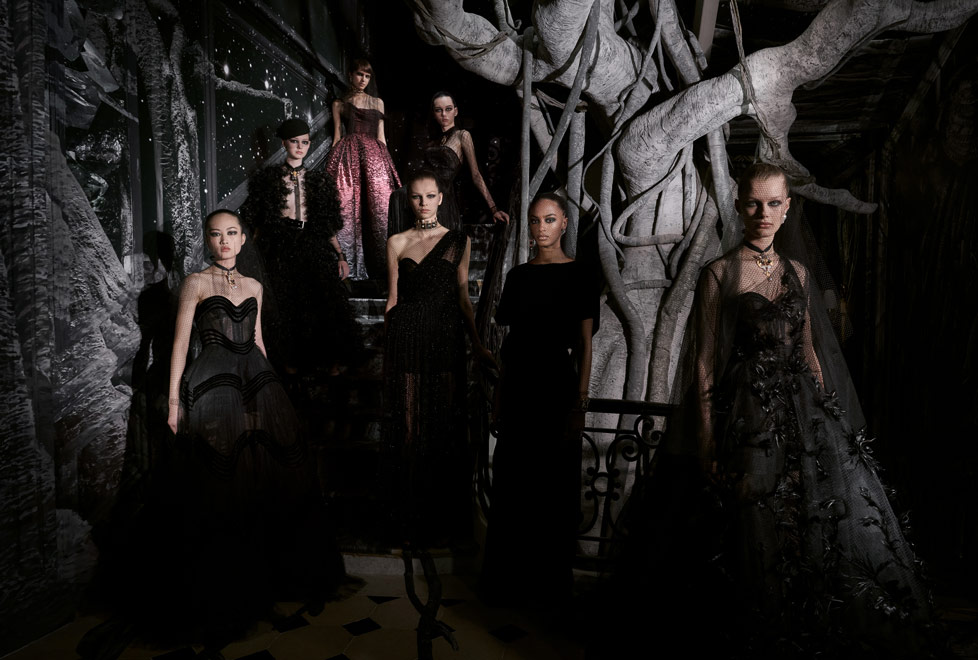 Toda la colección de Dior era en tonos negros, lo que le confería un halo de misterio.