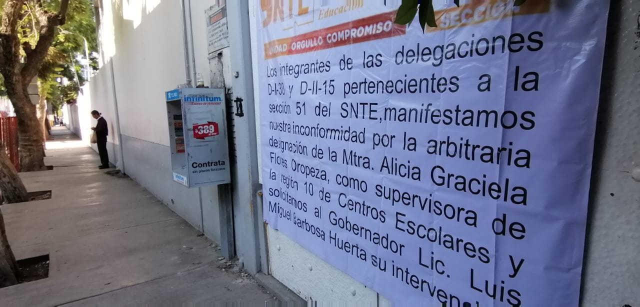 Colocaron lonas sobre su inconformidad. (Apolonia Amayo)