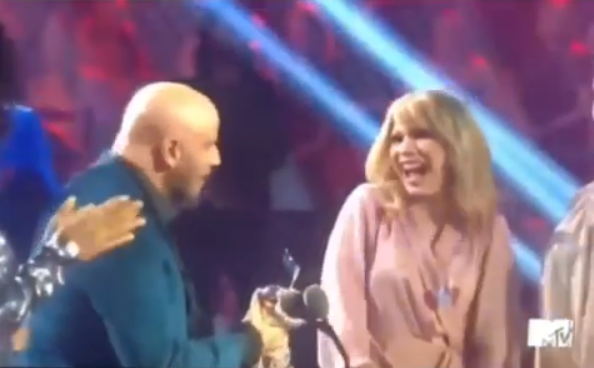 John Travolta confunde a drag queen con Taylor Swift