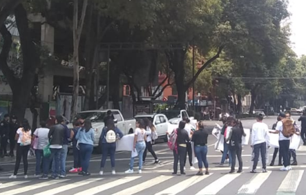 Manifestantes cierran cruce de Eje 5 Sur y División del Norte. | Twitter @OVIALCDMX
