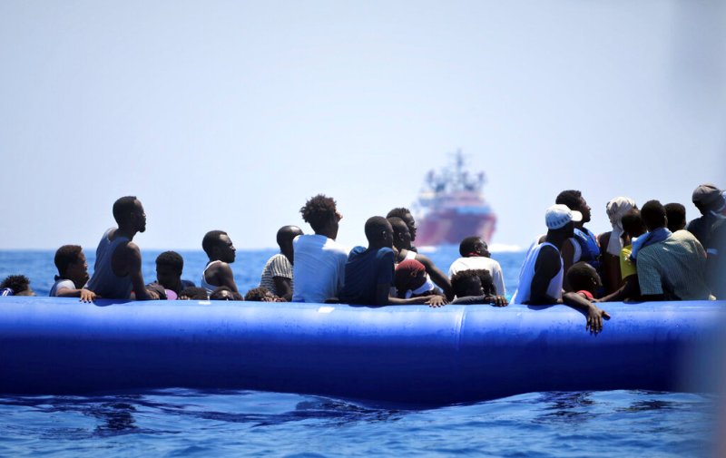 Los migrantes viajaban, como suele suceder, en un embarcación, precaria. (AP)