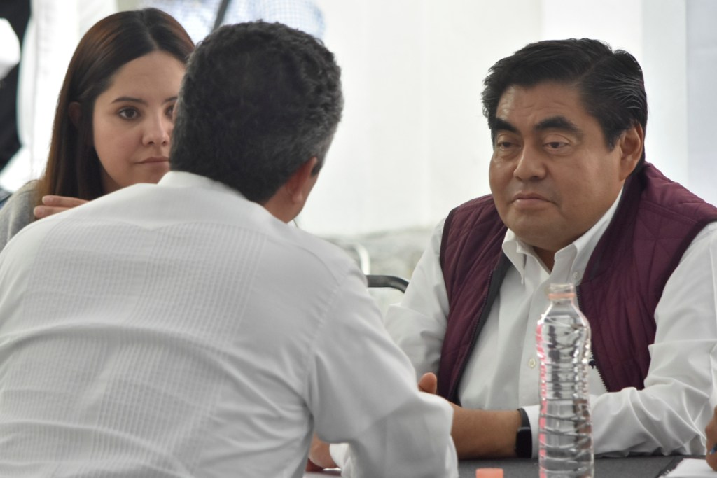 Miguel Barbosa atiende a poblanos en las jornadas ciudadanas (Especial)
