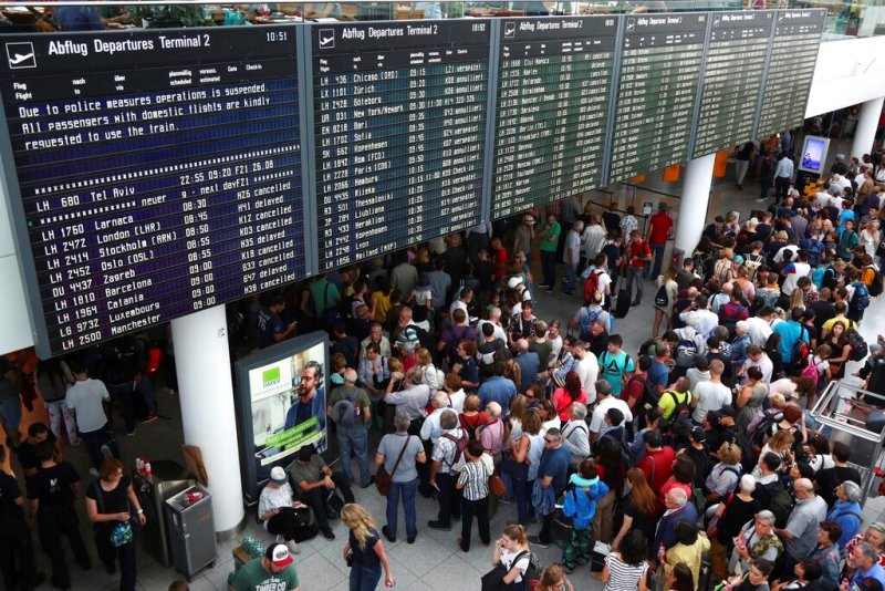 Miles de turistas se vieron afectados. (AP)