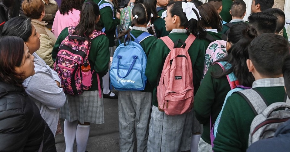 Algunas niñas iniciaron el ciclo escolar con pantalón en lugar de falda. (AFP)