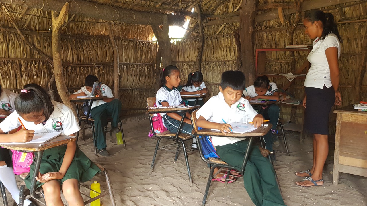 Los niños usan las instalaciones del centro de salud de la comunidad, para poder recibir las clases. (Abraham Jiménez)