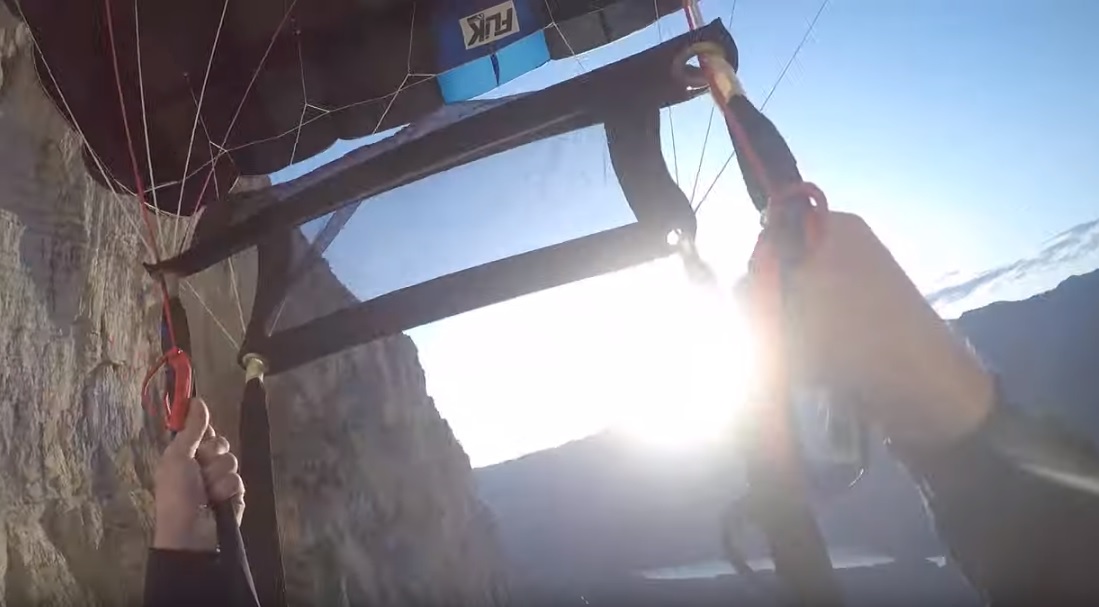 El paracaídas sufrió una falla e hizo perder el control al hombre. (Viral Hog)