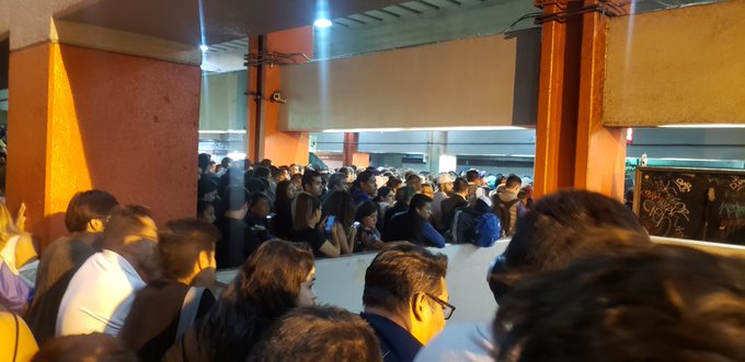 Usuarios saturan la estación del Metro Tacubaya. (Tomado de @lagunes666)