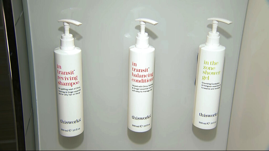 Botellas de champú que reemplazarán a las más pequeñas botellas de plástico para el 2021, en la sede de Marriott en Bethesda, Maryland. /AP