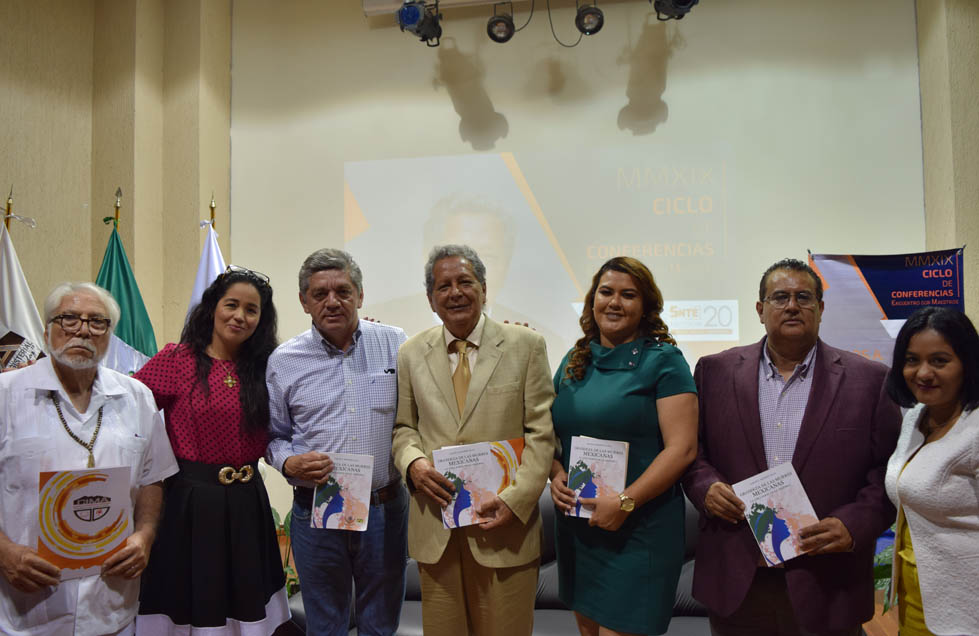 Carlos Martínez Plata al centro, durante una de las presentaciones del libro (Especial).