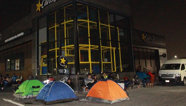 El clima lluvioso no fue impedimento para que más personas llegaran a la fila. (Cortesía Zocalo)
