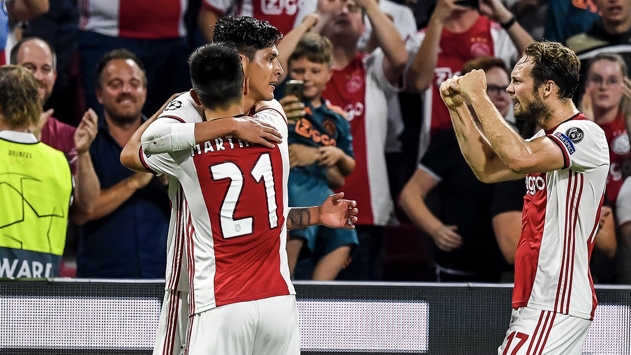 Edson Álvarez celebra tras anotar con el Ajax (Twitter: Ajax)