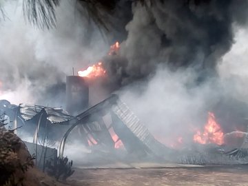 el incendio consume la fábrica de resina. (CEPCO)