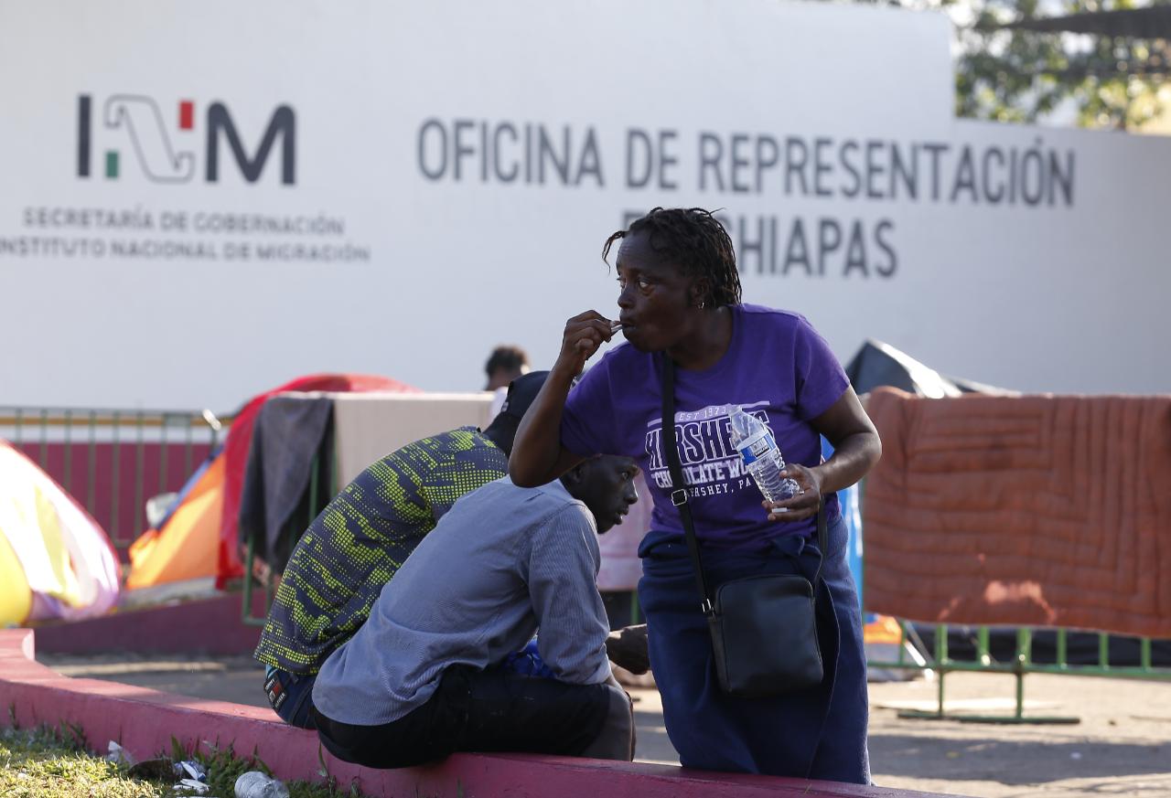 El esfuerzo inmediato de los migrantes en la estación Siglo XXI es sobrevivir/Héctor Téllez.