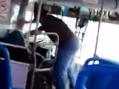 Los hechos ocurrieron en el interior de la unidad de la Ruta 1, en la avenida Universidad, en el municipio de San Nicolás de los Garza. Foto: Especial