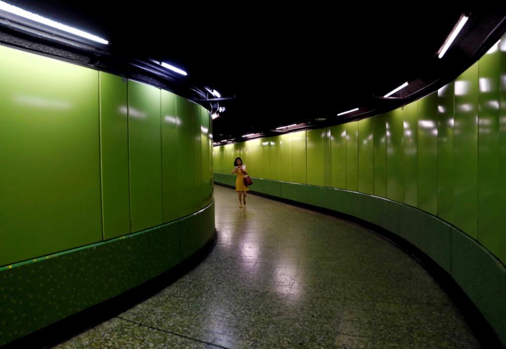 Hong Kong. Una pasajera transita sobre el pasillo de la estación Wan Chai. (Reuters)