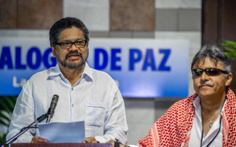 El ex jefe negociador de las desaparecidas FARC, Ivan Marquez (i), junto al ex comandante, Jesús Santrich. (Archivo)