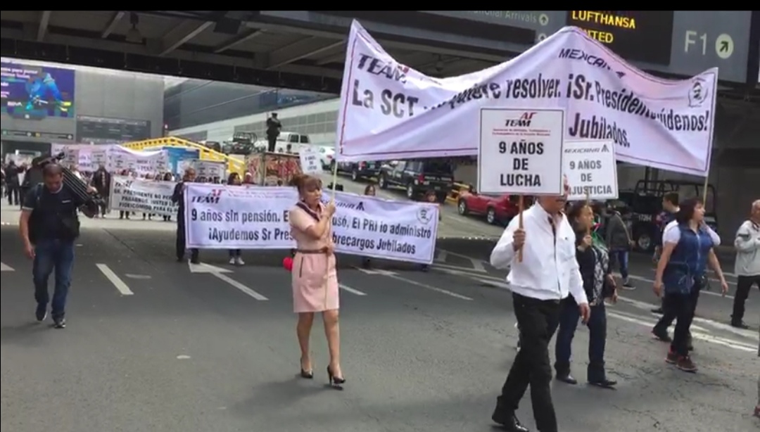 Jubilados y pensionados de Mexicana de Aviación marchan frente a Terminal 1 del AICM (César Velázquez)