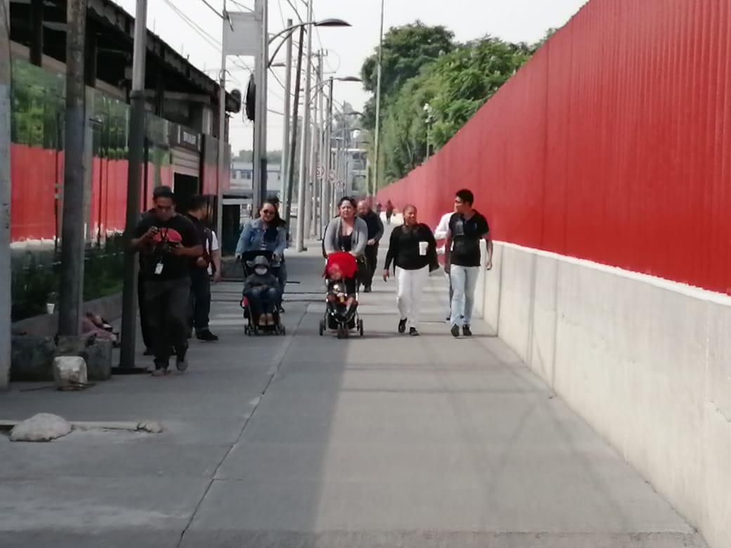 Padres de menores afectados por desabasto de medicamentos para atender el cáncer llegan a San Lázaro. (Especial)