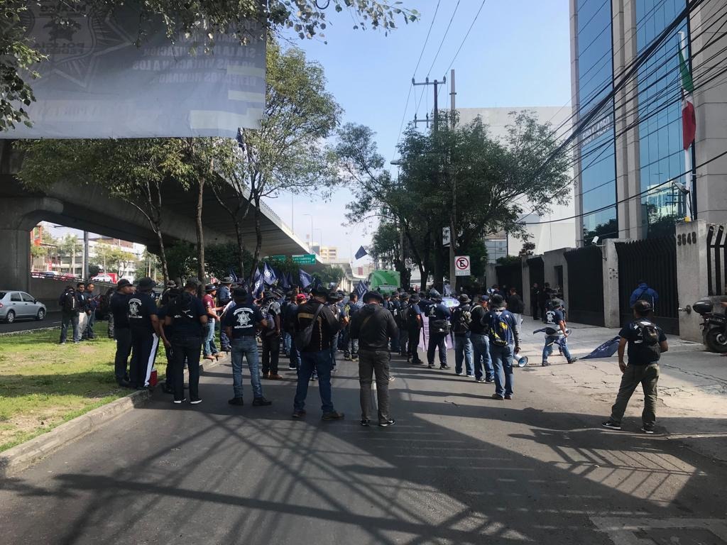 Policías federales bloquean carriles de Periférico Sur y exigen la renuncia de Alfonso Durazo (César Velázquez)