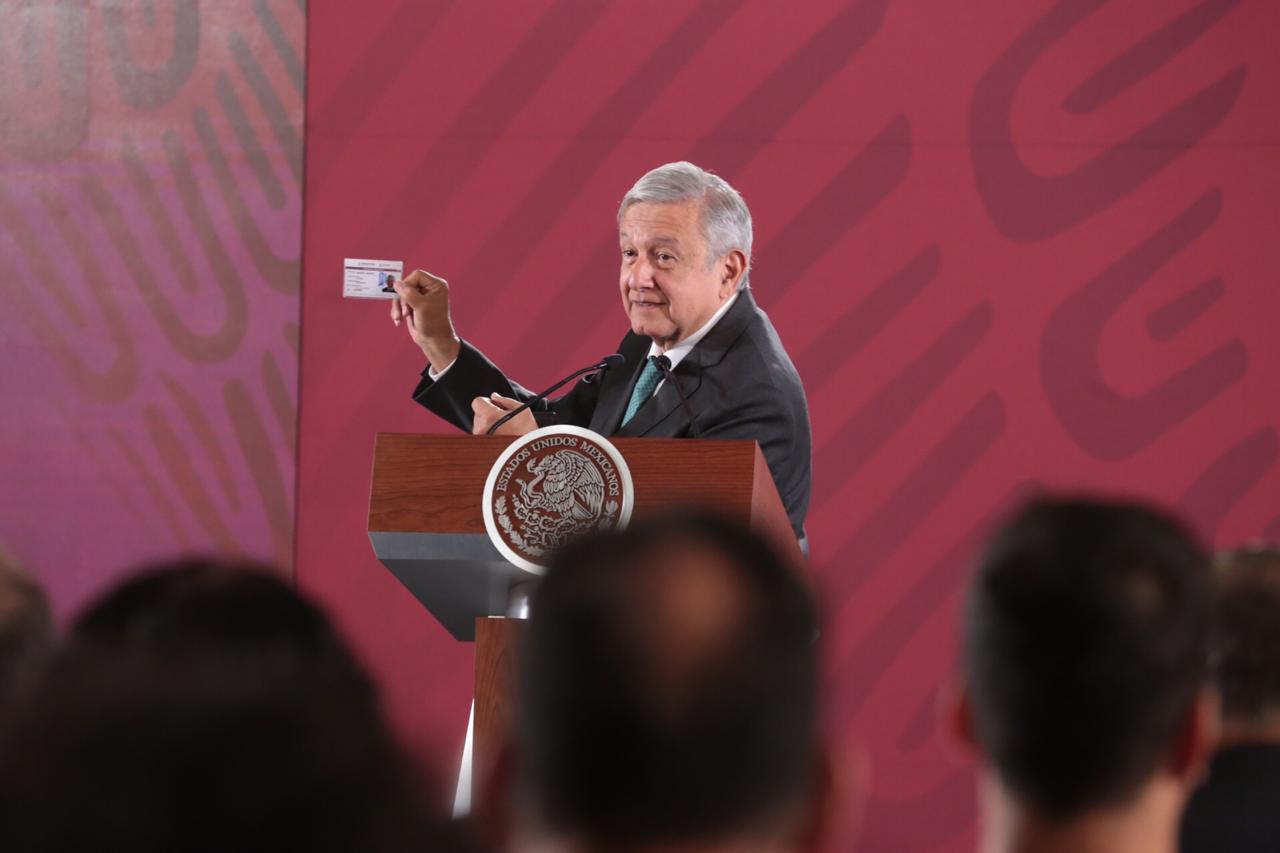 El Presidente Andrés Manuel López Obrador muestra su credencial del INAPAM, durante la conferencia de prensa matutina de hoy. (Foto: Jesús Quintanar)