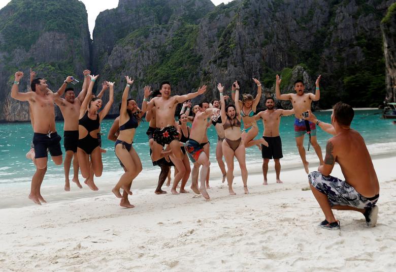 Turistas se toman una foto grupal en Maya Bay (Reuters)