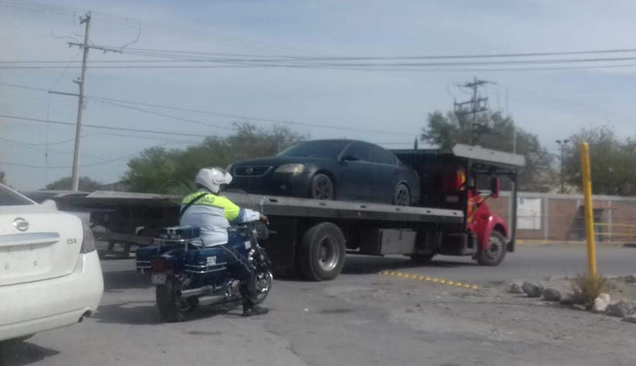 Los vehículos que no portaban placas fueron trasladados al corralón. (Especial)
