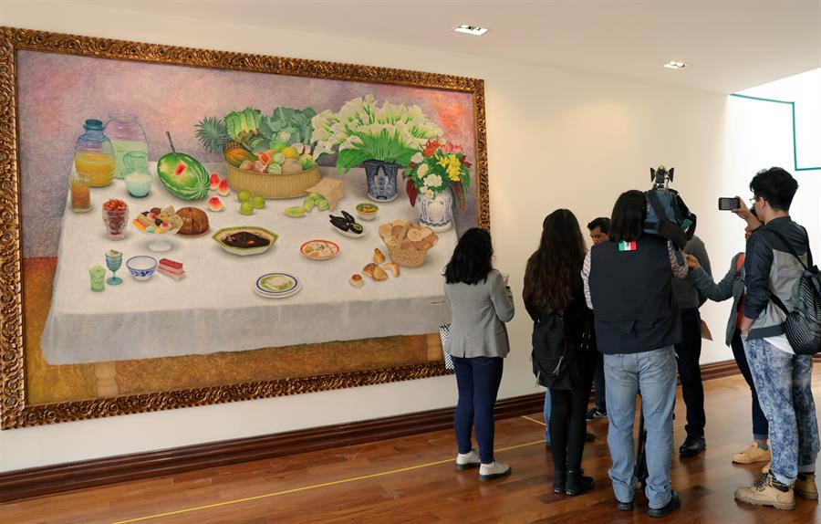 Visitantes observan la obra 'Mesa mexicana', del pintor Lauro López, dentro del recorrido de la exposición 'De lo perdido, lo que aparezca'.  (EFE)